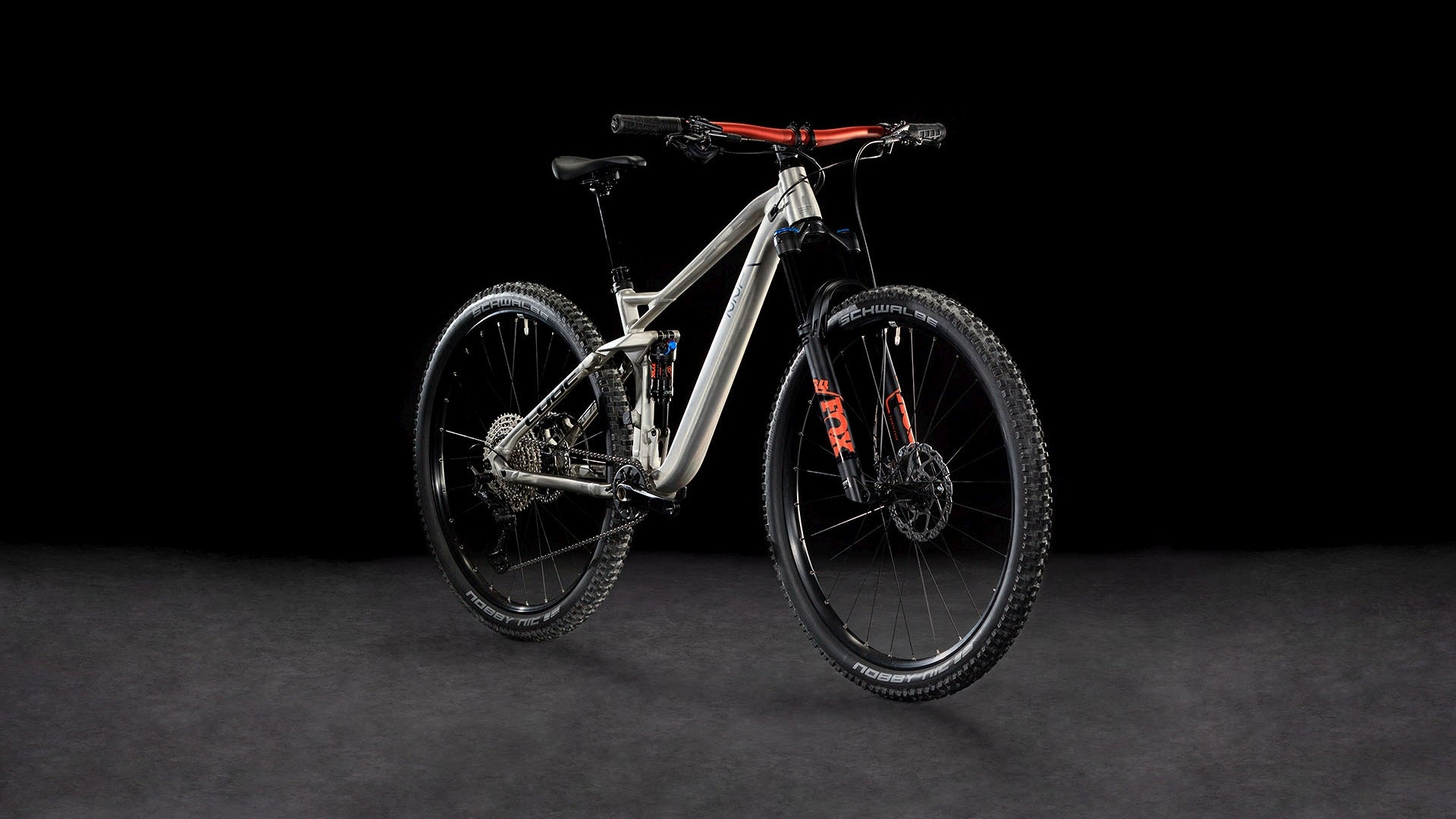 Produktbild: Cube Stereo ONE22 Race rawmetal´n´black, Schrägansicht (schwarzer Hintergrund)