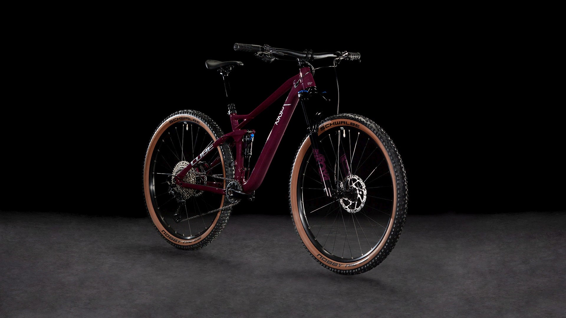 Produktbild: Cube Stereo ONE22 Race wine´n´grey, Schrägansicht (schwarzer Hintergrund)