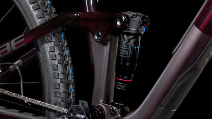 Nahaufnahme eines CUBE Stereo ONE44 C:68X SLX 29 liquidviolet'n'black 2025 mit RockShox Dämpfer, Sram GX Eagle Getriebe und Hinterradreifen.