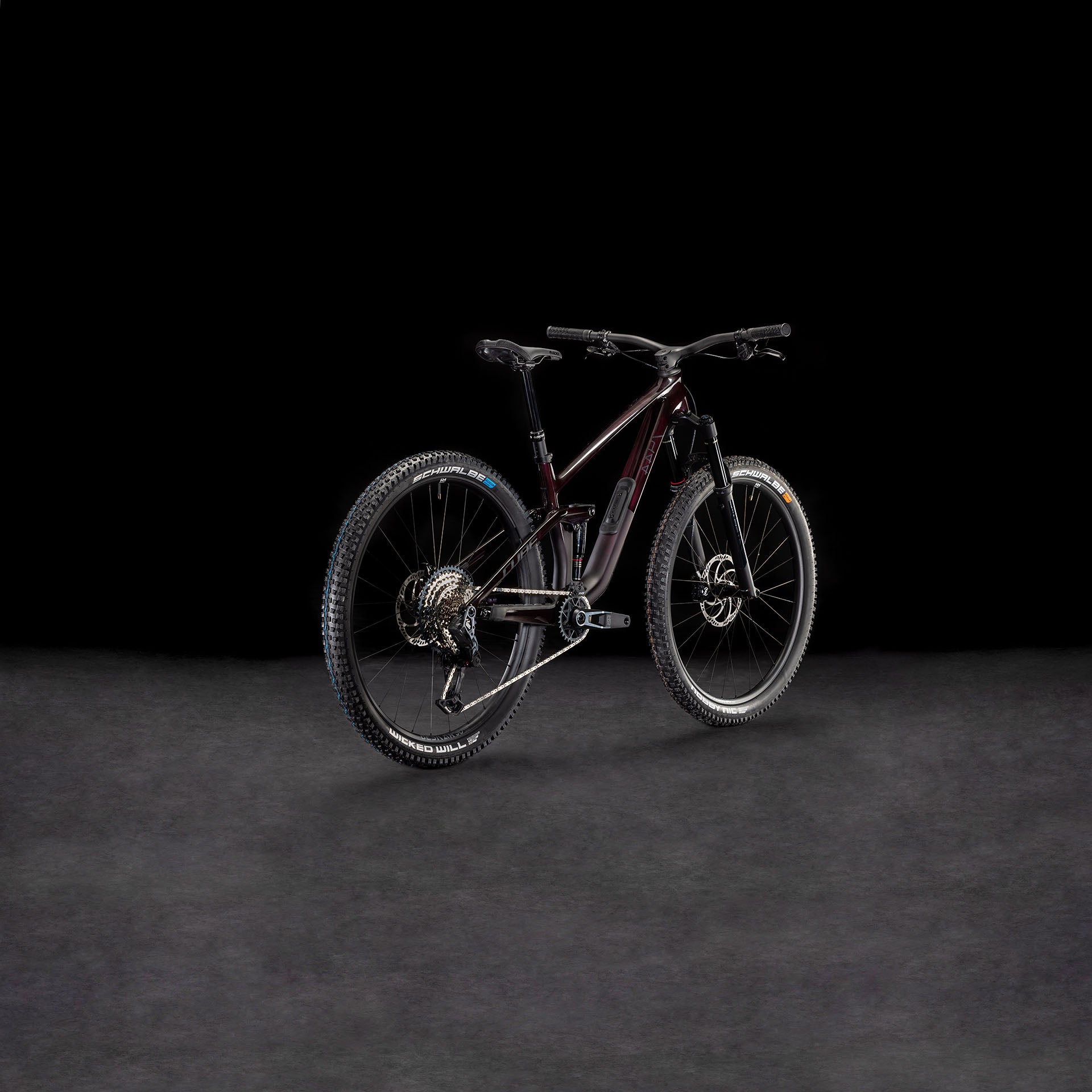 Ein CUBE Stereo ONE44 C:68X SLX 29 liquidviolet'n'black 2026 Mountainbike mit robuster Bereifung ist auf einer dunklen, strukturierten Oberfläche vor schwarzem Hintergrund abgebildet, schräg gestellt, um sein hinteres und seitliches Profil hervorzuheben.