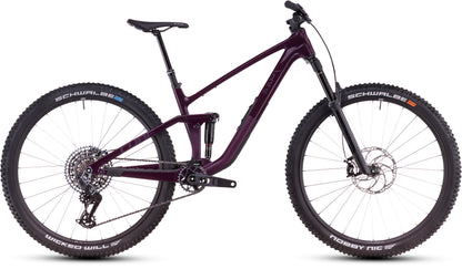 Ein CUBE Stereo ONE44 C:68X SLX 29 in liquidviolet'n'black (2026) Mountainbike, abgebildet im Profil auf weißem Hintergrund, mit großen Laufrädern, schwarzem Sattel, SRAM GX Eagle Getriebe, Scheibenbremsen und breitem Lenker.