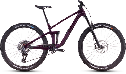 Ein CUBE Stereo ONE44 C:68X SLX 29 in liquidviolet'n'black (2026) Mountainbike, abgebildet im Profil auf weißem Hintergrund, mit großen Laufrädern, schwarzem Sattel, SRAM GX Eagle Getriebe, Scheibenbremsen und breitem Lenker.