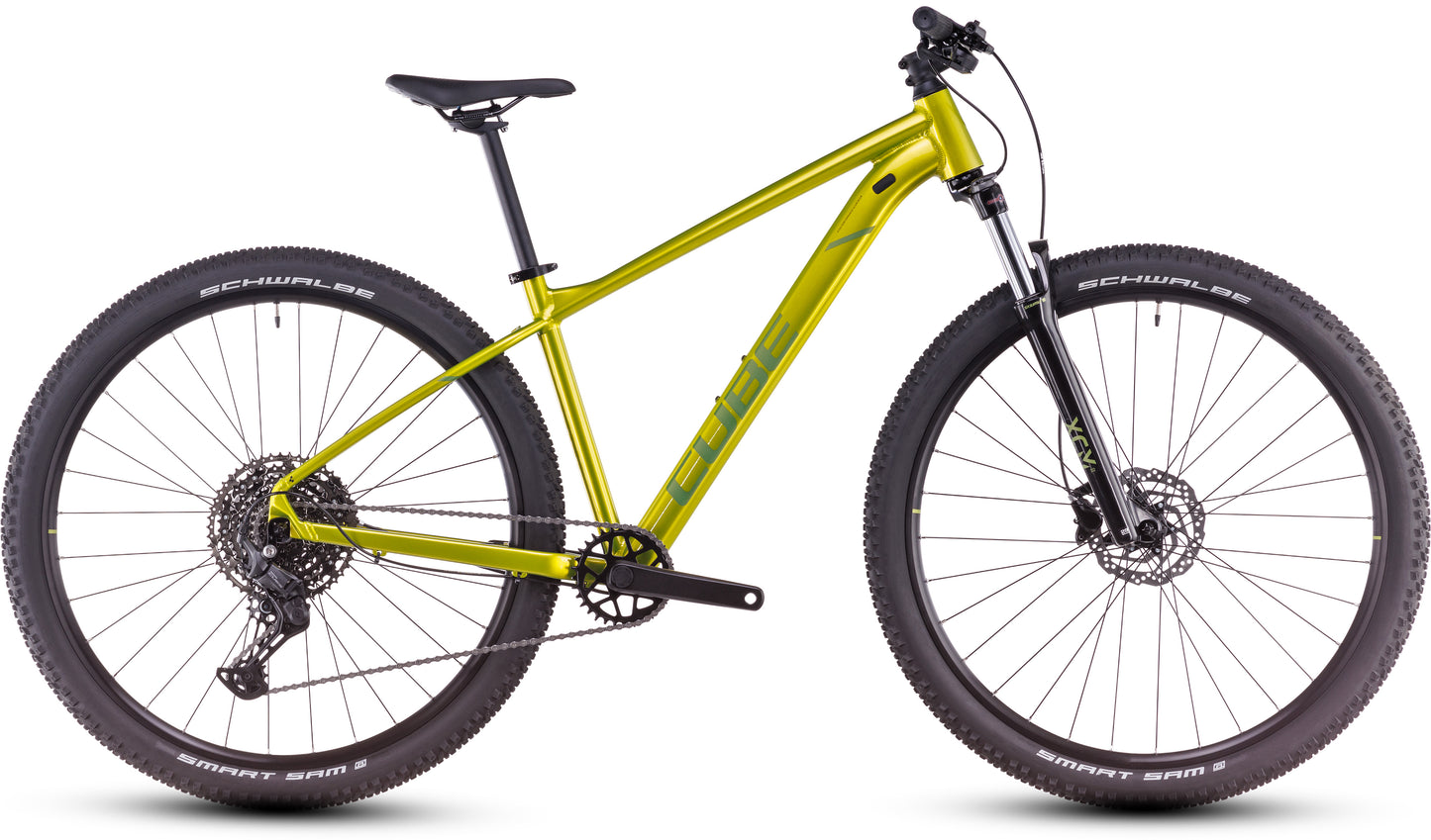 Das CUBE Aim SLX flashlime´n´juniper 2025 ist ein Mountainbike mit stabilem Rahmen, Federgabel, hydraulischen Shimano-Scheibenbremsen und großen Stollenreifen auf schwarzen Felgen. Seitenansicht vor weißem Hintergrund.
