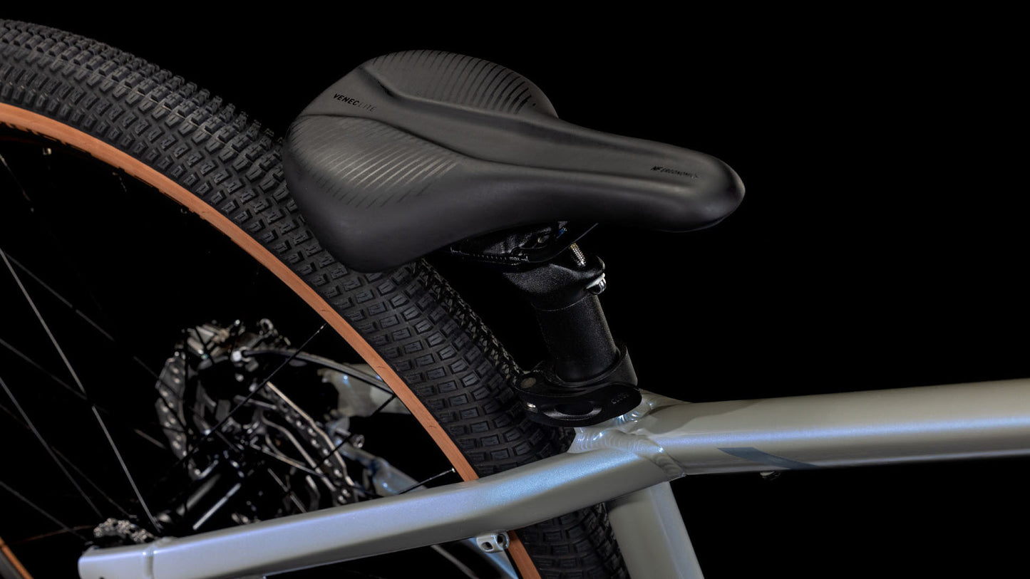 CUBE Flying Circus Dirtbike 2027, Sattel und Sitzposition