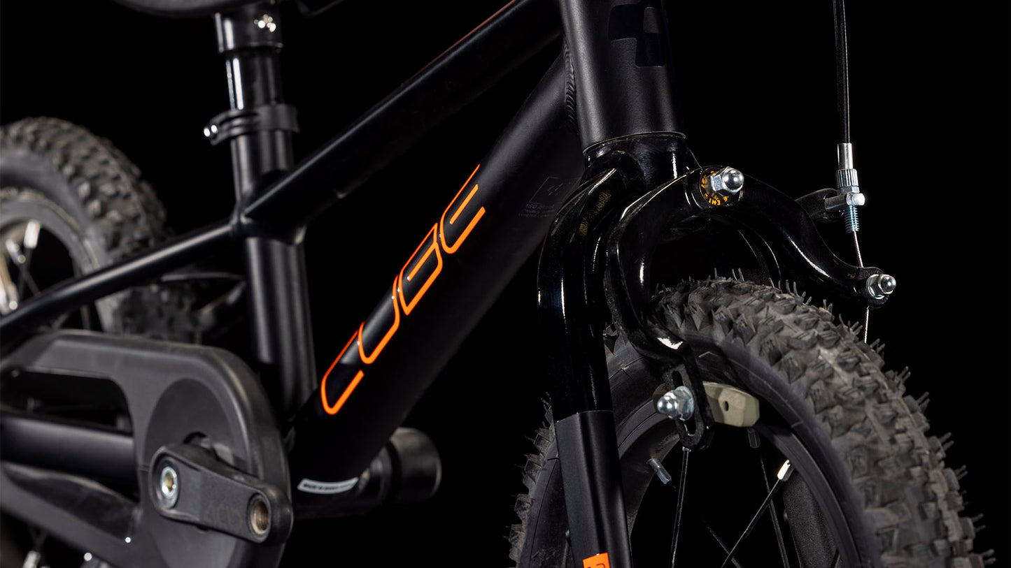 Nahaufnahme des Cube Numove 120 RT black'n'orange 2025 von CUBE, mit schwarzem Rahmen und orangem CUBE-Branding, sowie Vorderrad, Gabel und Kettenschutz vor schwarzem Hintergrund.