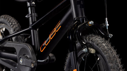 Nahaufnahme des Cube Numove 120 RT black'n'orange 2025 von CUBE, mit schwarzem Rahmen und orangem CUBE-Branding, sowie Vorderrad, Gabel und Kettenschutz vor schwarzem Hintergrund.