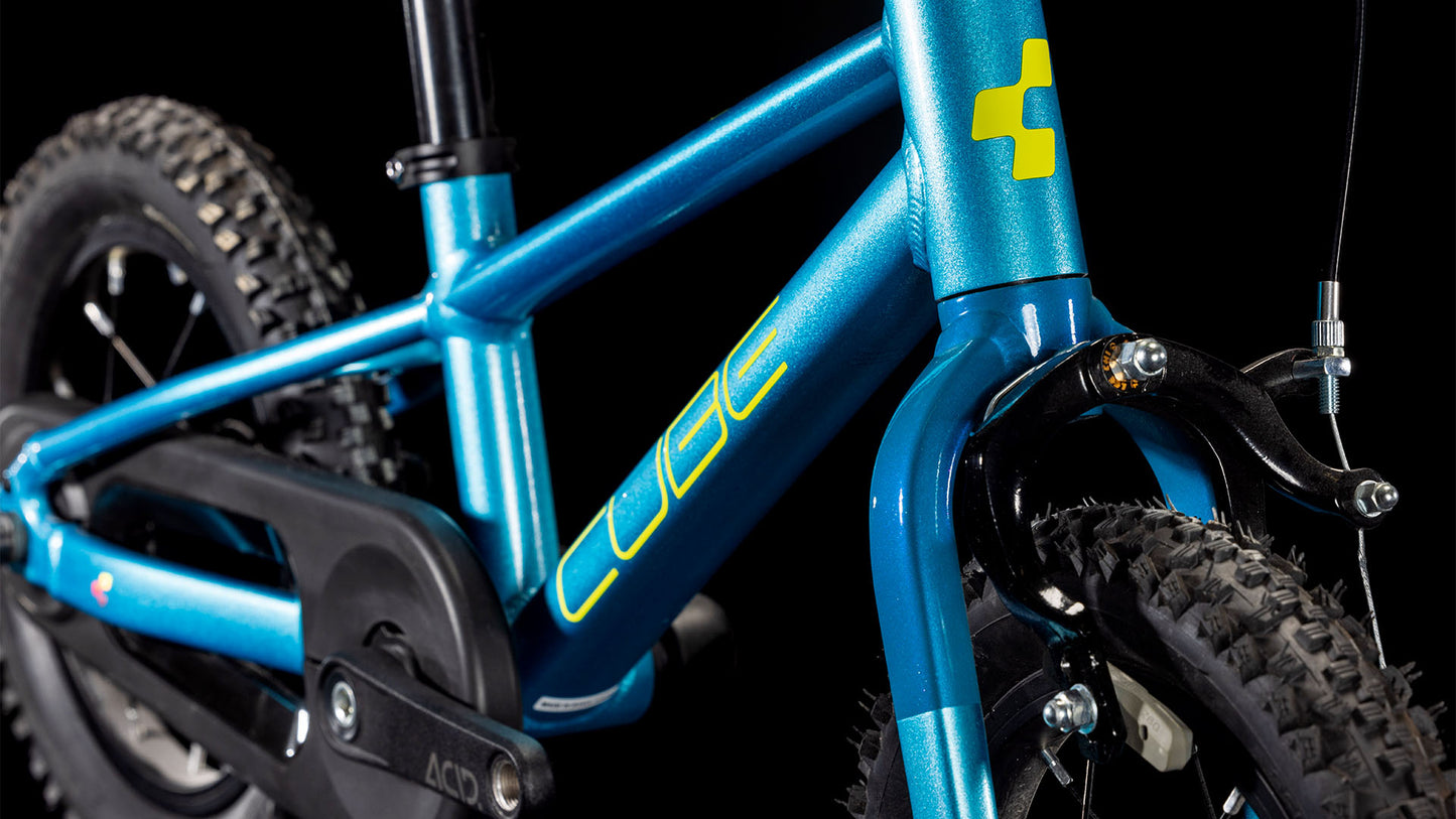 Nahaufnahme der Vorderseite des CUBE Numove 120 RT blue'n'lime 2025 mit Aluminiumrahmen, Gabel, Felgenbremse, Cube-Logo und Stollenreifen vor schwarzem Hintergrund.