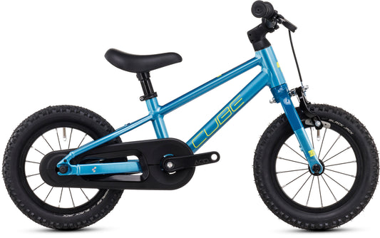 Das Cube Numove 120 RT blue'n'lime 2025 ist ein kleines blaues Kinderfahrrad mit schwarzer Bereifung, Felgenbremse, Kettenschutz und grünem "CUBE"-Schriftzug auf dem Aluminiumrahmen, abgebildet auf weißem Hintergrund.