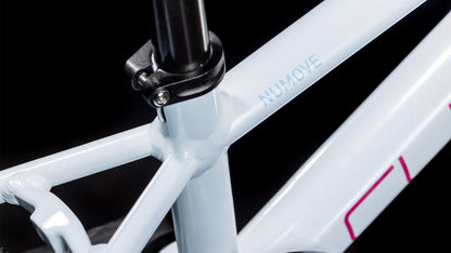 Nahaufnahme des Cube Numove 120 RT flashwhite'n'pink 2025 von CUBE, die das Sattelrohr, die Sattelstützenklemme und das NUMOVE-Branding auf dem hellblauen Aluminiumrahmen vor schwarzem Hintergrund zeigt.