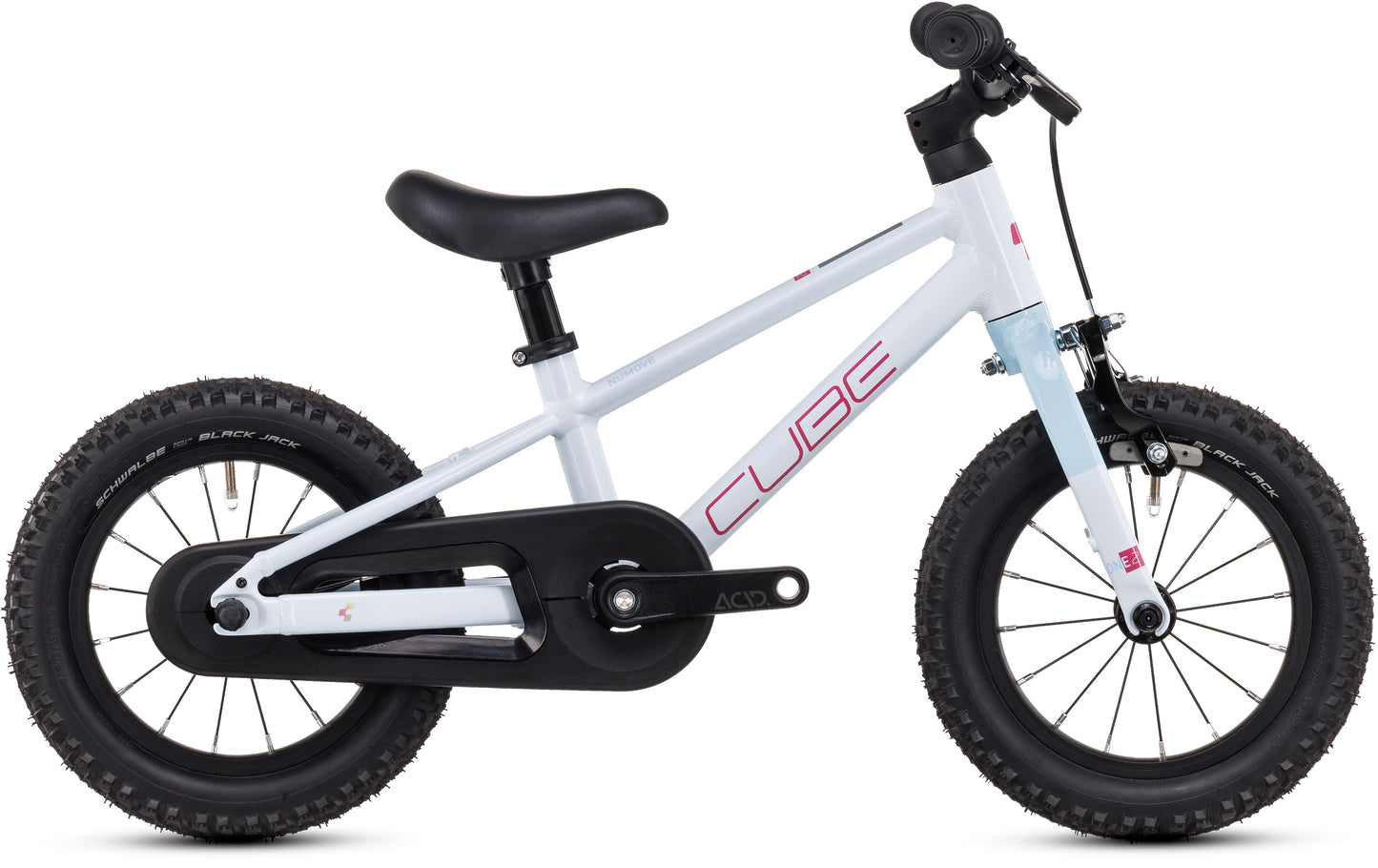 Das CUBE Numove 120 RT flashwhite'n'pink 2025 ist ein kleines Balance-Bike mit Aluminiumrahmen, dicken schwarzen Reifen, schwarzem Sattel und Lenker in den Farben weiß und pink, mit dem CUBE-Logo auf dem Rahmen.