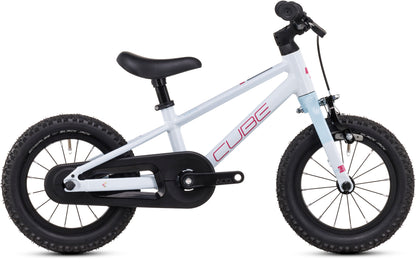 Das CUBE Numove 120 RT flashwhite'n'pink 2025 ist ein kleines Balance-Bike mit Aluminiumrahmen, dicken schwarzen Reifen, schwarzem Sattel und Lenker in den Farben weiß und pink, mit dem CUBE-Logo auf dem Rahmen.