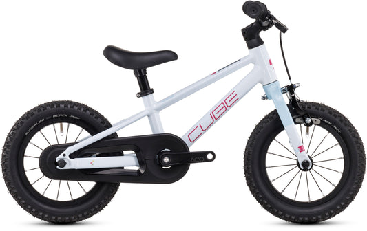 Das CUBE Numove 120 RT flashwhite'n'pink 2025 ist ein kleines Balance-Bike mit Aluminiumrahmen, dicken schwarzen Reifen, schwarzem Sattel und Lenker in den Farben weiß und pink, mit dem CUBE-Logo auf dem Rahmen.