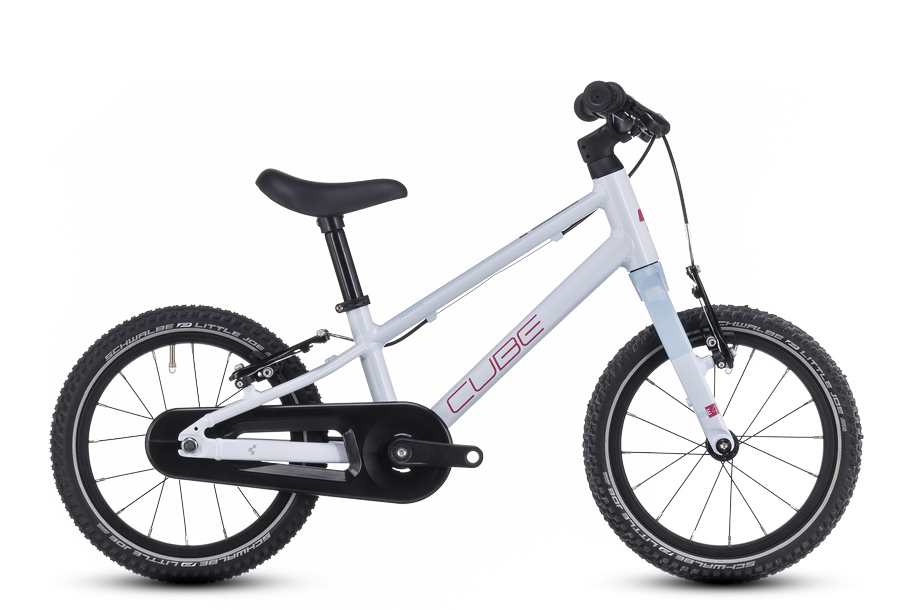 Das CUBE Numove 140 flashwhite'n'pink 2025 ist ein kleines Kinderfahrrad in Weiß mit schwarzen Reifen und schwarzem Sattel, CUBE in Pink auf dem Rahmen, leichtem Rahmendesign, ohne Stützräder und einem schwarzen Kettenschutz.