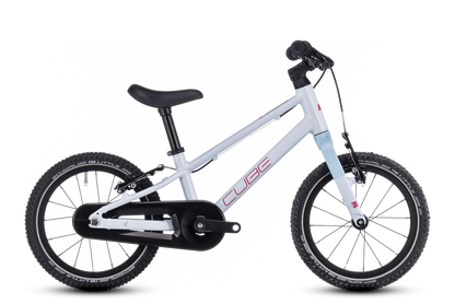 Das CUBE Numove 140 flashwhite'n'pink 2025 ist ein kleines Kinderfahrrad in Weiß mit schwarzen Reifen und schwarzem Sattel, CUBE in Pink auf dem Rahmen, leichtem Rahmendesign, ohne Stützräder und einem schwarzen Kettenschutz.