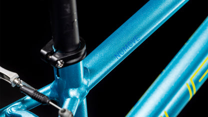 Nahaufnahme des Cube Numove 160 blue'n'lime 2025 von CUBE, die den metallisch blauen Rahmen mit der NUMOVE-Prägung auf dem Oberrohr, der Sattelstütze und den V-Brakes vor schwarzem Hintergrund zeigt.