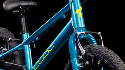 Nahaufnahme eines Cube Numove 160 blue'n'lime 2025 Rahmens von CUBE, mit V-Brakes, Vorderrad, Bremszug, einem Teil des Sattels und gelbem Branding vor schwarzem Hintergrund.