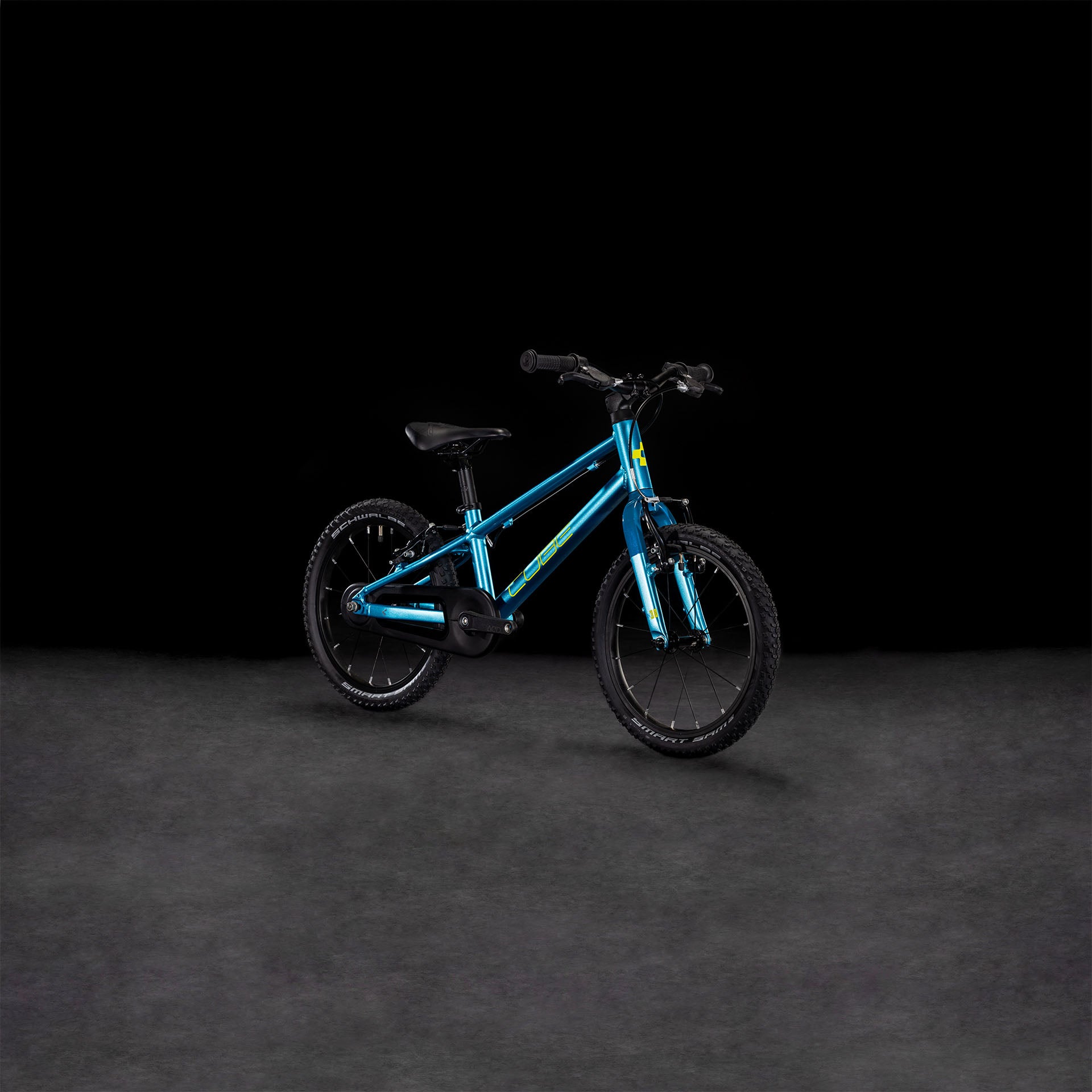 Das CUBE Cube Numove 160 blue'n'lime 2025 Kinderfahrrad hat schwarze Reifen, einen schwarzen Sitz, V-Brakes und stylische gelbe Akzentstreifen. Es ist vor einem dunklen Hintergrund abgebildet und zeigt leicht nach rechts.
