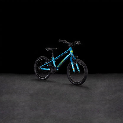 Das CUBE Cube Numove 160 blue'n'lime 2025 Kinderfahrrad hat schwarze Reifen, einen schwarzen Sitz, V-Brakes und stylische gelbe Akzentstreifen. Es ist vor einem dunklen Hintergrund abgebildet und zeigt leicht nach rechts.