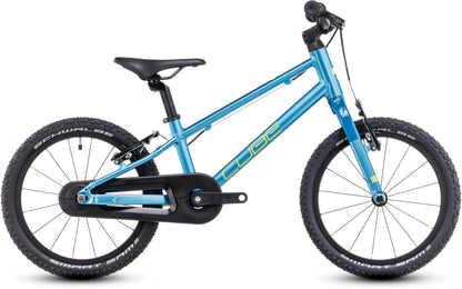 Das Cube Numove 160 blue'n'lime 2025 Kinderfahrrad von CUBE hat einen schwarzen Lenker, Sitz und Reifen, Stützräder, einen Kettenschutz, V-Brakes für die Sicherheit und das grüne CUBE-Logo auf einem blauen Rahmen. Abgebildet auf weißem Hintergrund.