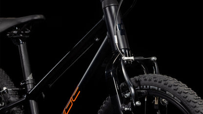 Nahaufnahme des CUBE Numove 180 black'n'orange 2025, die den 6061 Aluminiumrahmen, den Lenker, die Schwalbe Reifen mit Noppenprofil und die Bremszüge zeigt - alles vor einem schwarzen Hintergrund.