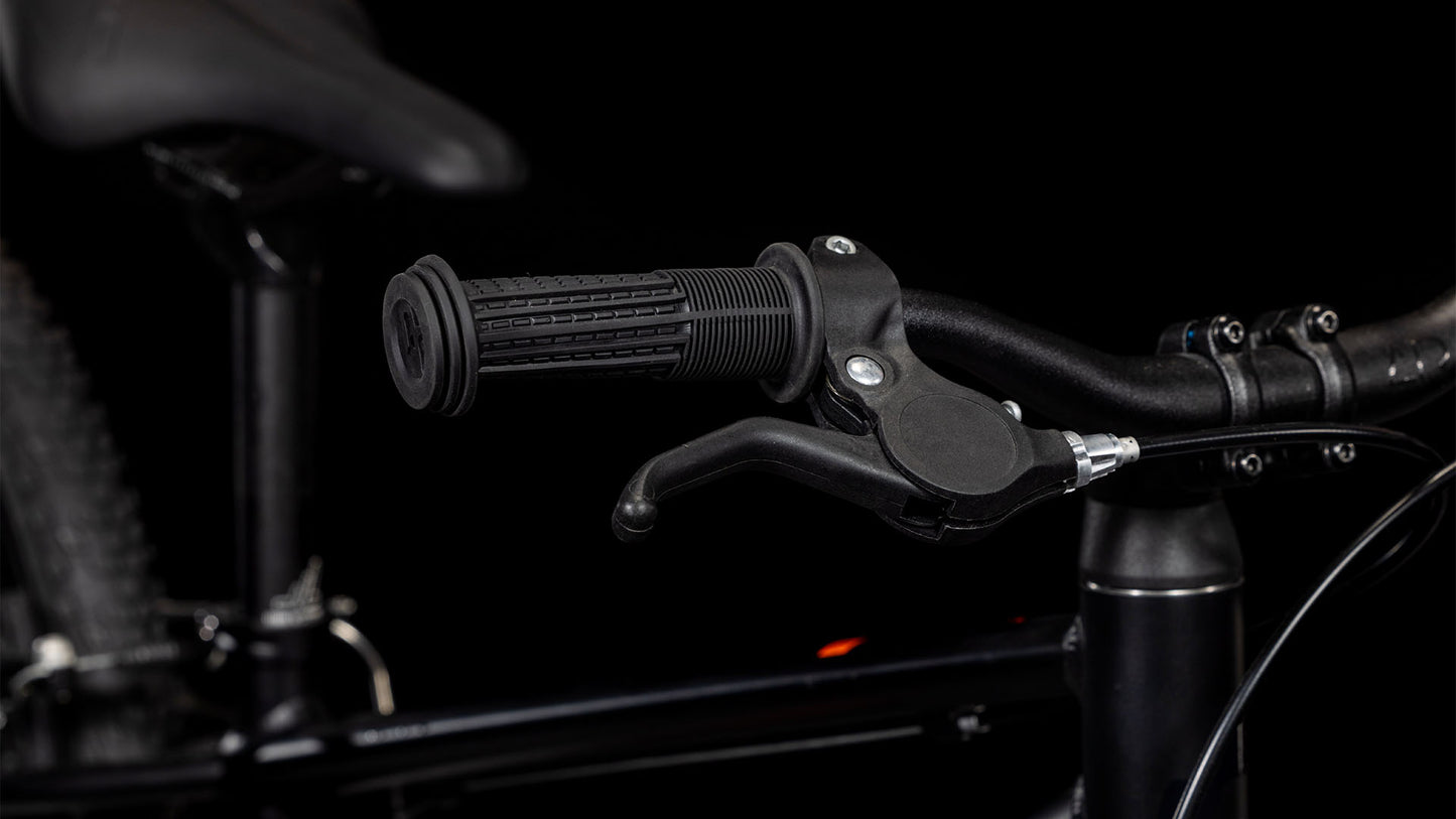Nahaufnahme des Cube Numove 180 black'n'orange 2025 von CUBE - mit schwarzem Lenker mit strukturiertem Gummigriff, Bremshebel und einem Teil des 6061er-Aluminiumrahmens und -sitzes, perfekt für jeden All-Terrain-Bike-Enthusiasten.