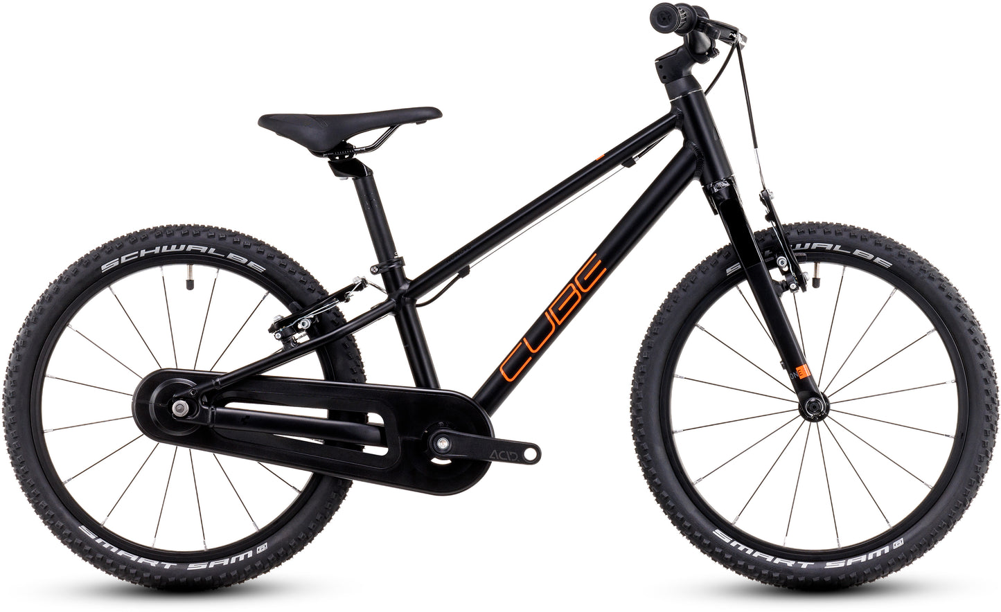 Das CUBE Numove 180 black'n'orange 2025 ist ein Kinder-All-Terrain-Bike in schwarz mit orangefarbenen Akzenten, gefertigt aus 6061er Aluminium, mit dicken Schwalbe-Reifen, einem geraden Oberrohr und einem Kettenschutz - abgebildet auf weißem Grund.
