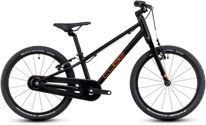 Das CUBE Numove 180 black'n'orange 2025 ist ein Kinder-All-Terrain-Bike in schwarz mit orangefarbenen Akzenten, gefertigt aus 6061er Aluminium, mit dicken Schwalbe-Reifen, einem geraden Oberrohr und einem Kettenschutz - abgebildet auf weißem Grund.