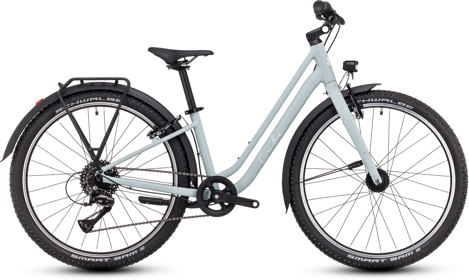 Das CUBE Ella 240 aloegreen'n'white 2025 von CUBE verfügt über einen Step-Through-Rahmen, schwarze Reifen, eine Shimano 3x8-Schaltung, einen Gepäckträger und Schutzbleche an beiden Rädern, dargestellt von der Seite auf weißem Hintergrund.
