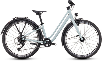 Das CUBE Ella 240 aloegreen'n'white 2025 von CUBE verfügt über einen Step-Through-Rahmen, schwarze Reifen, eine Shimano 3x8-Schaltung, einen Gepäckträger und Schutzbleche an beiden Rädern, dargestellt von der Seite auf weißem Hintergrund.