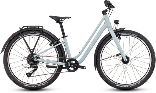 Das CUBE Ella 240 aloegreen'n'white 2025 von CUBE verfügt über einen Step-Through-Rahmen, schwarze Reifen, eine Shimano 3x8-Schaltung, einen Gepäckträger und Schutzbleche an beiden Rädern, dargestellt von der Seite auf weißem Hintergrund.