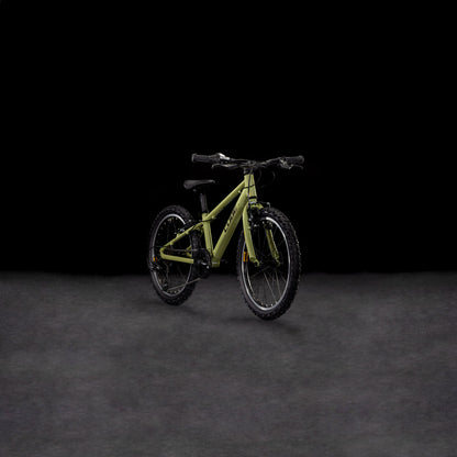 Ein CUBE Acid 200 lightolive'n'orange 2025 Kinder-Mountainbike mit schwarzen Rädern, Lenker und V-Bremsen steht auf einer dunkel strukturierten Oberfläche vor einem schwarzen Hintergrund.