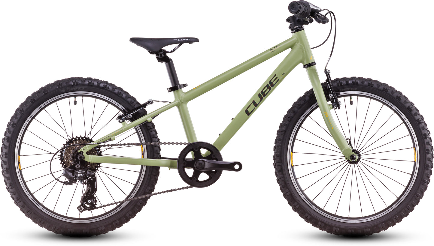 Das CUBE Acid 200 lightolive'n'orange 2025 ist ein Mountainbike mit dicken Stollenreifen, schwarzem Sattel, 7-Gang-Schaltung, V-Brakes und CUBE-Branding, das seitlich auf weißem Hintergrund abgebildet ist.