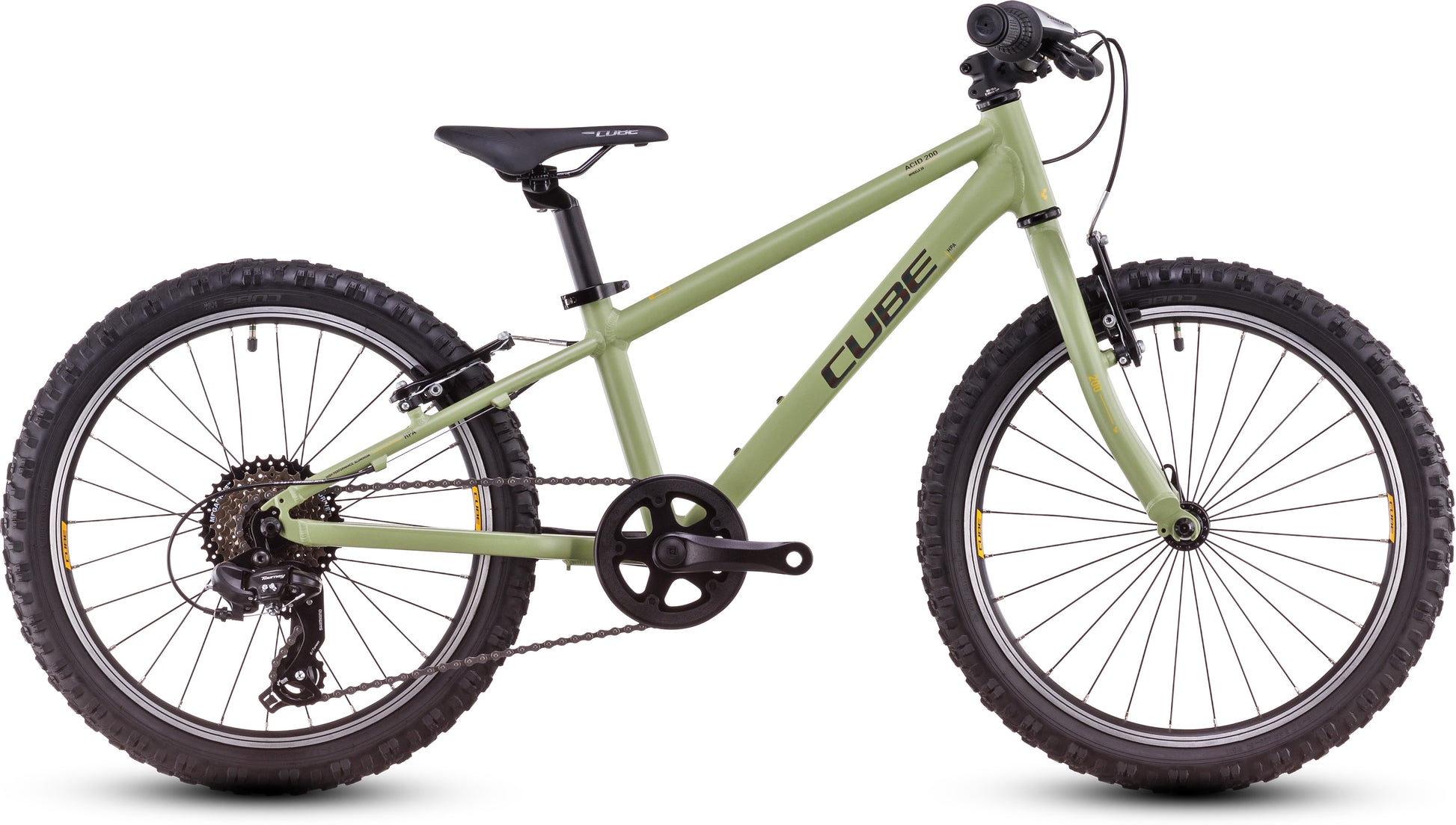 Das CUBE Acid 200 lightolive'n'orange 2025 ist ein Mountainbike mit dicken Stollenreifen, schwarzem Sattel, 7-Gang-Schaltung, V-Brakes und CUBE-Branding, das seitlich auf weißem Hintergrund abgebildet ist.