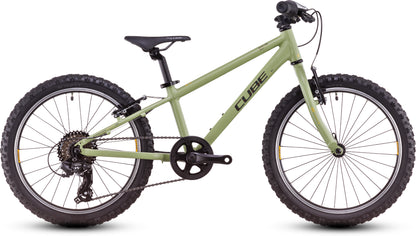 Das CUBE Acid 200 lightolive'n'orange 2025 ist ein Mountainbike mit dicken Stollenreifen, schwarzem Sattel, 7-Gang-Schaltung, V-Brakes und CUBE-Branding, das seitlich auf weißem Hintergrund abgebildet ist.