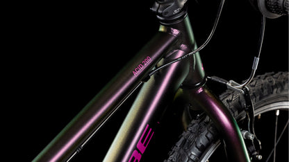 Nahaufnahme des CUBE Acid 200 molotov'n'pink 2025 von CUBE, die den robusten 6061 Aluminiumrahmen mit metallisch schillerndem Finish zeigt. Die Details des Rahmens, des Lenkers und des Vorderreifens heben sich von einem schwarzen Hintergrund ab.