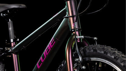 Nahaufnahme des CUBE Acid 200 Molotov'n'Pink 2025 mit einem metallischen 6061-Aluminiumrahmen in Lila und Grün, dicken schwarzen Reifen, V-Bremsen und dem auffälligen pinken CUBE-Logo auf der Frontpartie.