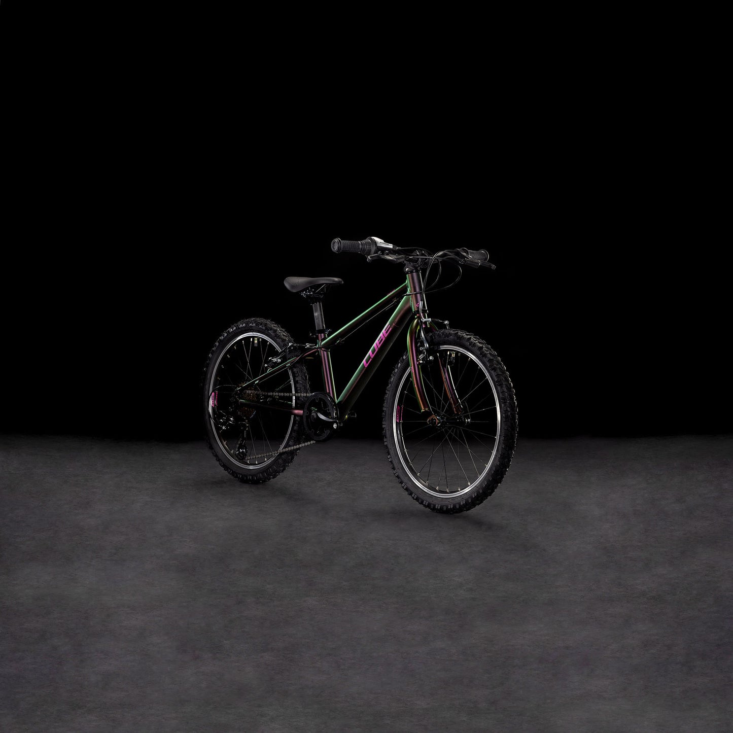 Das CUBE Acid 200 molotov'n'pink 2025 Kinder-Mountainbike mit dicken Reifen und einem stabilen 6061er-Aluminiumrahmen steht auf einer dunklen, strukturierten Oberfläche vor einem schwarzen Hintergrund.