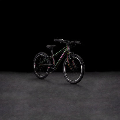 Das CUBE Acid 200 molotov'n'pink 2025 Kinder-Mountainbike mit dicken Reifen und einem stabilen 6061er-Aluminiumrahmen steht auf einer dunklen, strukturierten Oberfläche vor einem schwarzen Hintergrund.