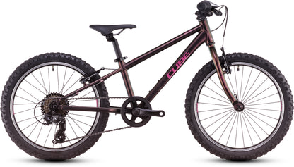 Das CUBE Acid 200 molotov'n'pink 2025 ist ein schwarz-rosa Mountainbike mit dicken Stollenreifen, V-Bremsen, 6061er Aluminiumrahmen, Federgabel, flachem Lenker und Hinterradschaltung. Es ist seitlich vor einem weißen Hintergrund abgebildet.