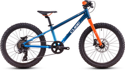 Das CUBE Acid 200 Disc actionteam 2025 ist ein blau-oranges Kinder-Mountainbike mit dicken Reifen, schwarzem Sattel, hydraulischen Scheibenbremsen und einer sichtbaren Shimano 7-Gang-Schaltung, von der Seite auf weißem Hintergrund dargestellt.