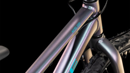 Nahaufnahme des CUBE Acid 200 Disc galactic´n´cyan 2025-Rahmens mit Metallic-Finish, Shimano 7-Gang-Getriebe und sichtbarem Vorderreifen und Gabel vor schwarzem Hintergrund.
