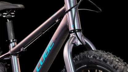 Nahaufnahme des CUBE Acid 200 Disc galactic´n´cyan 2025 Rahmens in Metallic-Optik mit blauem CUBE-Branding, Vorderreifen, Gabel und Kabeln auf schwarzem Hintergrund. Ausgestattet mit Shimano 7-Gang-Schaltung für moderne Performance.
