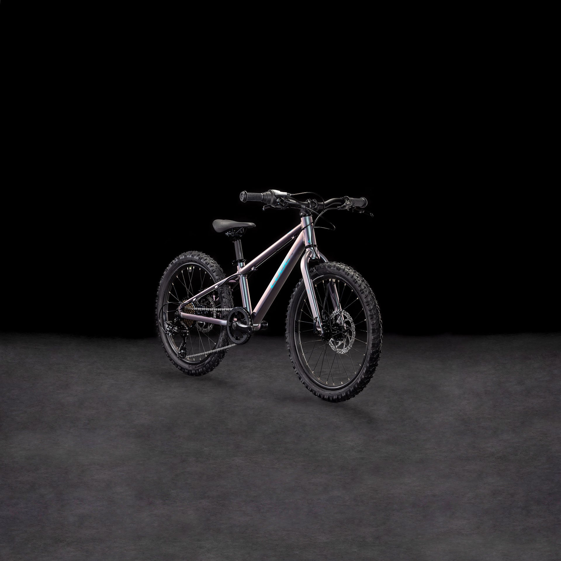Das CUBE Acid 200 Disc galactic´n´cyan 2025 Mountainbike von CUBE mit Shimano 7-Gang-Schaltung und hydraulischen Scheibenbremsen steht auf einer dunklen, strukturierten Oberfläche vor einem soliden schwarzen Hintergrund.