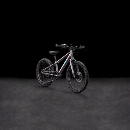 Das CUBE Acid 200 Disc galactic´n´cyan 2025 Mountainbike von CUBE mit Shimano 7-Gang-Schaltung und hydraulischen Scheibenbremsen steht auf einer dunklen, strukturierten Oberfläche vor einem soliden schwarzen Hintergrund.