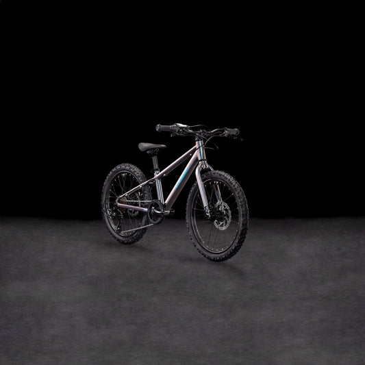 Das CUBE Acid 200 Disc galactic´n´cyan 2025 Mountainbike von CUBE mit Shimano 7-Gang-Schaltung und hydraulischen Scheibenbremsen steht auf einer dunklen, strukturierten Oberfläche vor einem soliden schwarzen Hintergrund.
