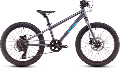 Ein CUBE Acid 200 Disc galactic´n´cyan 2025 Mountainbike mit dicken Stollenreifen, Shimano 7-Gang-Schaltung, hydraulischen Scheibenbremsen, schwarzem Sattel und blauen Akzenten am Rahmen ist von der Seite vor weißem Hintergrund abgebildet.