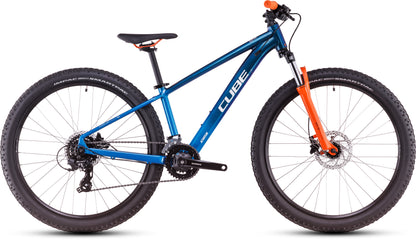 Das CUBE Acid 260 Disc actionteam 2025, ein blaues Mountainbike mit schwarzem Sattel, Stollenreifen, orangefarbener Vorderradgabel und 6061er Aluminiumrahmen, ist in der Seitenansicht auf weißem Hintergrund zu sehen.