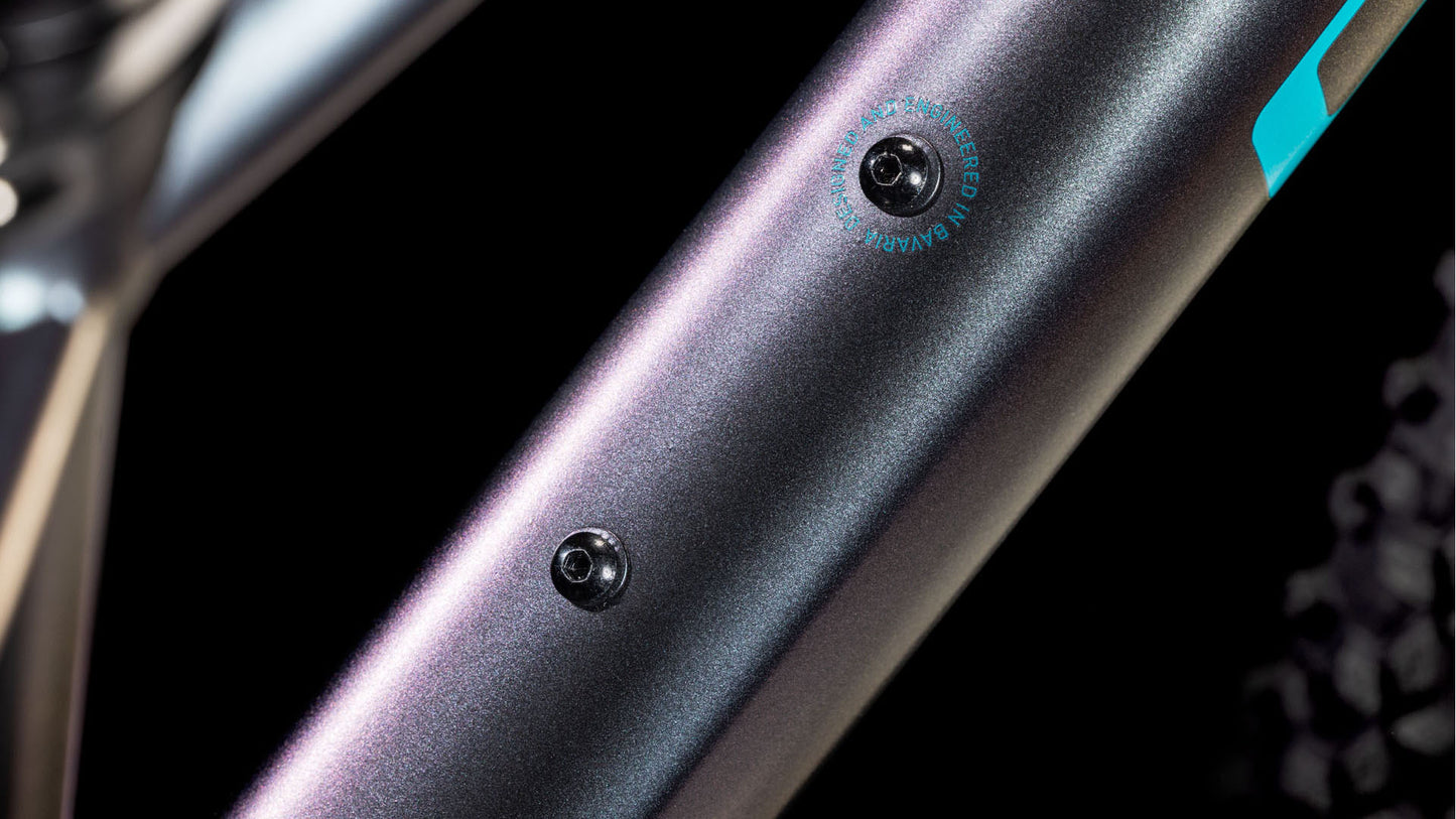 Nahaufnahme des CUBE Acid 260 Disc galactic'n'cyan 2025 von CUBE mit einem Aluminiumrahmen aus Metall mit zwei Schraublöchern zur Befestigung von Zubehör. Das glatte, schräge Finish ist perfekt für Mountainbike-Enthusiasten.