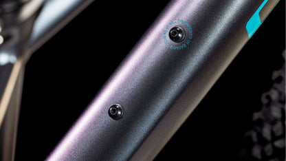 Nahaufnahme des CUBE Acid 260 Disc galactic'n'cyan 2025 von CUBE mit einem Aluminiumrahmen aus Metall mit zwei Schraublöchern zur Befestigung von Zubehör. Das glatte, schräge Finish ist perfekt für Mountainbike-Enthusiasten.