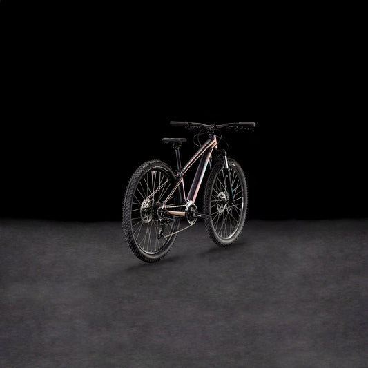 Das CUBE Acid 260 Disc galactic'n'cyan 2025 Mountainbike mit dicken Reifen, einem schlanken Rahmen aus Aluminiumrohrsatz und Shimano Schaltung ist vor einem dunklen Hintergrund mit Farbverlauf abgebildet, der nach links geneigt ist, um sowohl die Räder als auch den Lenker zu zeigen.